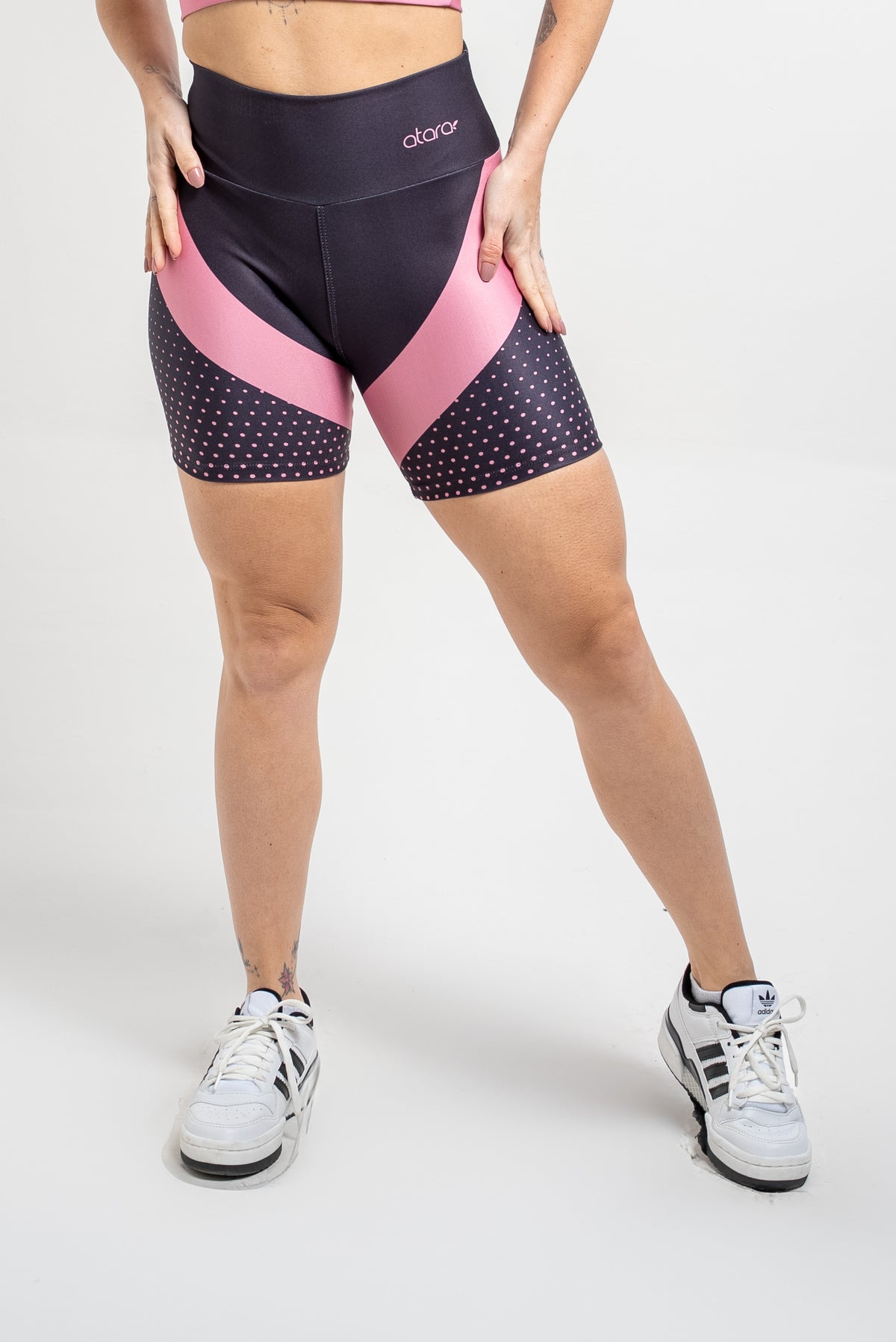 Bermuda Estampa Localizada Preta Poá Rosa - atarafitness